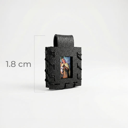 Dije Escapulario Cuero Negro