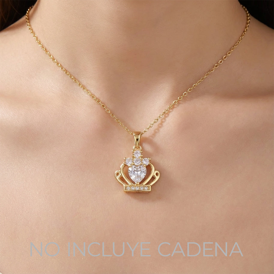 Dije Corona Reina Corazón Piedra Blanca Dorado Rodinado