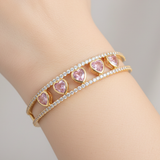 Brazalete Corazón Piedra Rosada Dorado Rodinado