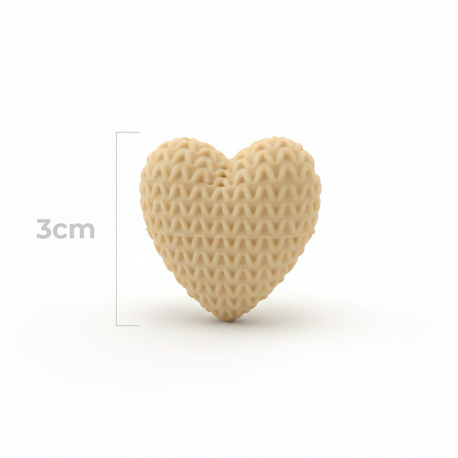 Dije Pasador Corazón Beige 3Cm Tejido Acrílico