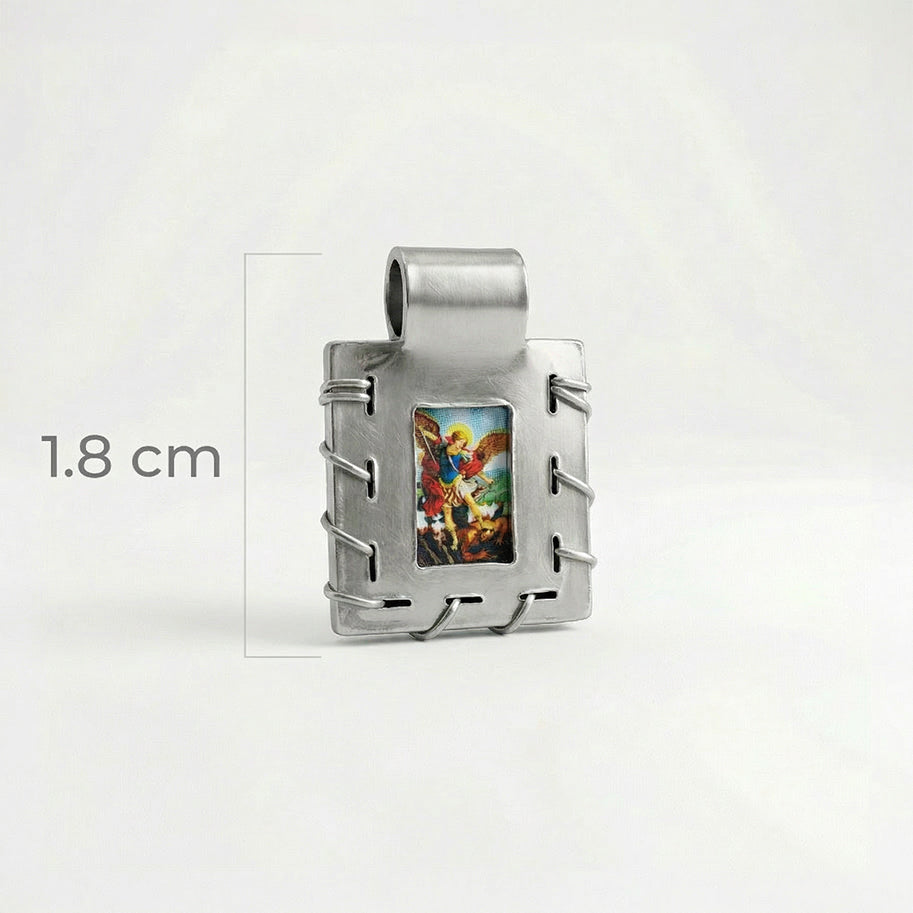 Dije Escapulario Cuero Plateado