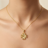 Dije Tréboles Corazón Liso Dorado Rodinado