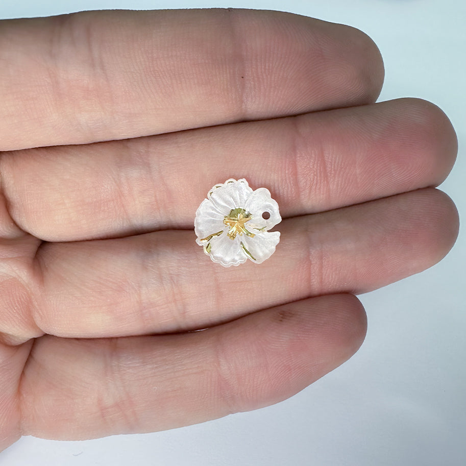 Dije Flor Lirio Acrílico Blanca