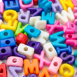 Letra Chunky 2Cm Pasador Multicolor Acrílico