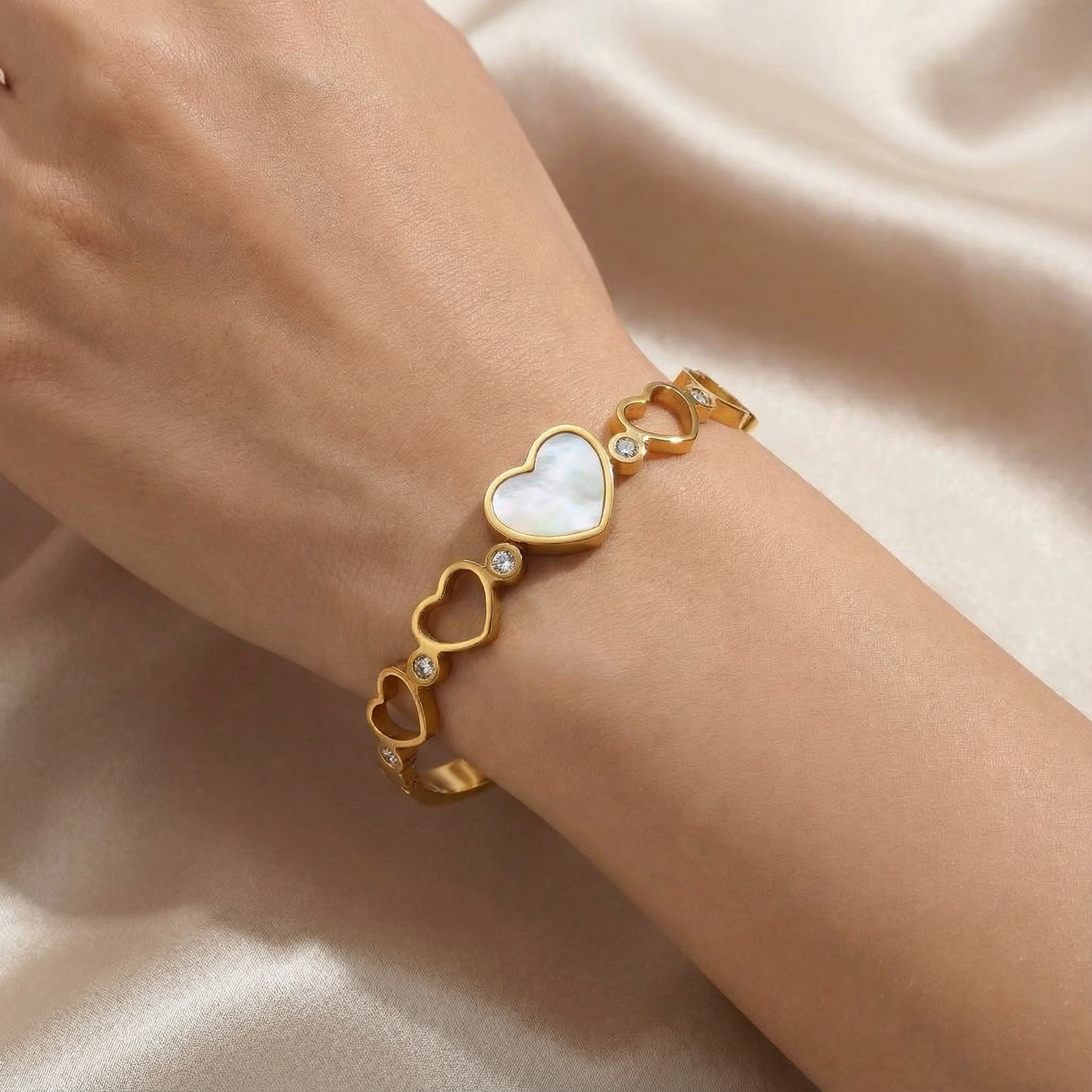 Brazalete Corazones Acero Dorado