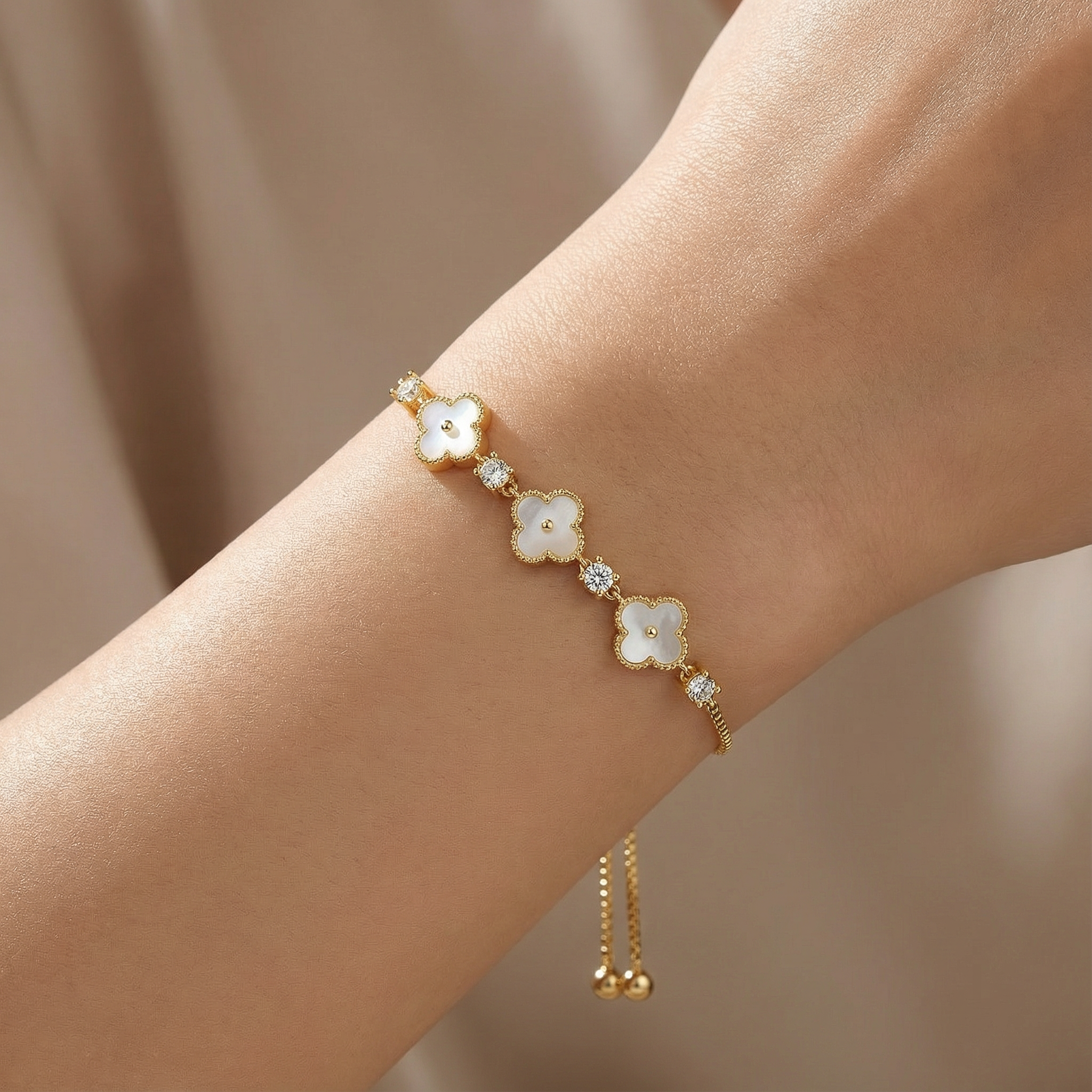 Pulsera Ajustable Tréboles Blanco Circones Dorado Rodinado